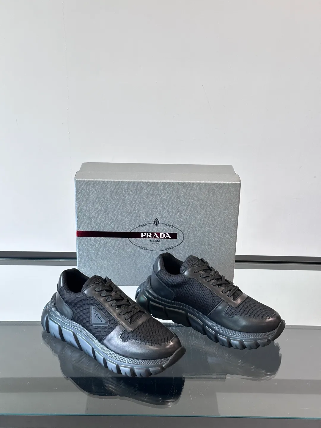 p440 "PRAD＊" men's new soft leather casual sneakers. This sneaker is made of Napa cowhide. The leather is soft and delicate, with a natural texture, which improves breathability. The rubber triangle logo on the outside embellishes the shoe body. The tongue and heel are decorated with brand letter logo details. Ultra-lightweight 6cm concave and convex rubber thick sole with PRADA letter logo on the side and cowhide lining. It feels comfortable on the foot and is exquisite and versatile! Size: 38-44 (45.46 customized)